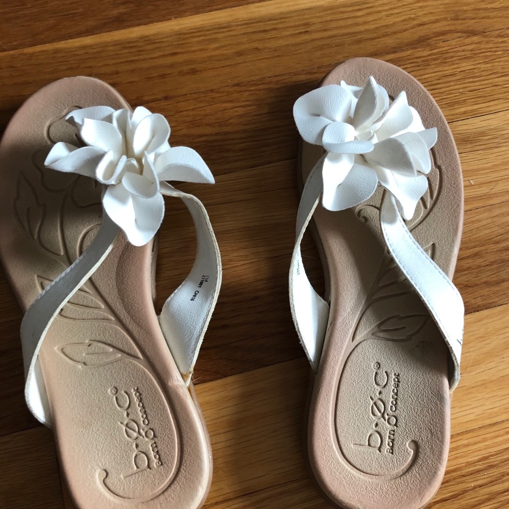 Born BOC white flowered flip flips